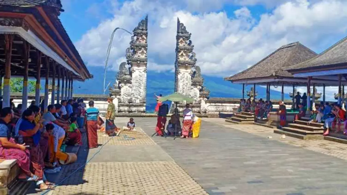 TUTUP SEJENAK : Kunjungan wisatawan ke Pura Lempuyang beberapa waktu lalu.(foto: zulfika Rahman)