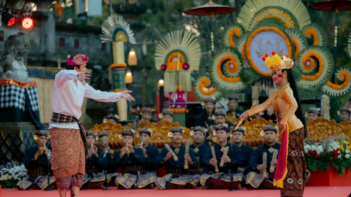 Aksi Sekehe Joged Kumbang Dedari Banjar Tegaltamu, Desa Batubulan Kangin, Sukawati, Gianyar, di Kalangan Madya Mandala, Taman Budaya Provinsi Bali, Denpasar, Rabu (17/6/2026).