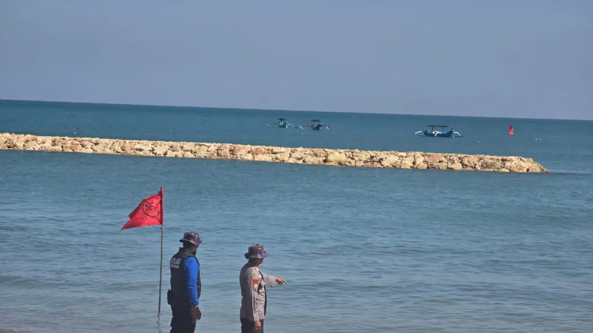 DICARI: Petugas Balawista bersama Sat Polairud Polresta Denpasar melakukan penyisiran di perairan Pantai Kuta usai menerima laporan adanya mayat mengapung di sekitar batu pemecah gelombang, Rabu (17/6/2026). (ADRIAN SUWANTO/radarbali.id)