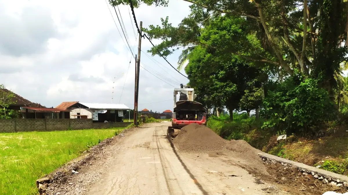 TUNTASKAN PENGERJAAN : Pengerjaan ruas jalan kabupaten di Kecamatan Kerambitan yang dilakukan oleh Dinas PUPR Tabanan.. (juliadi)&nbsp;