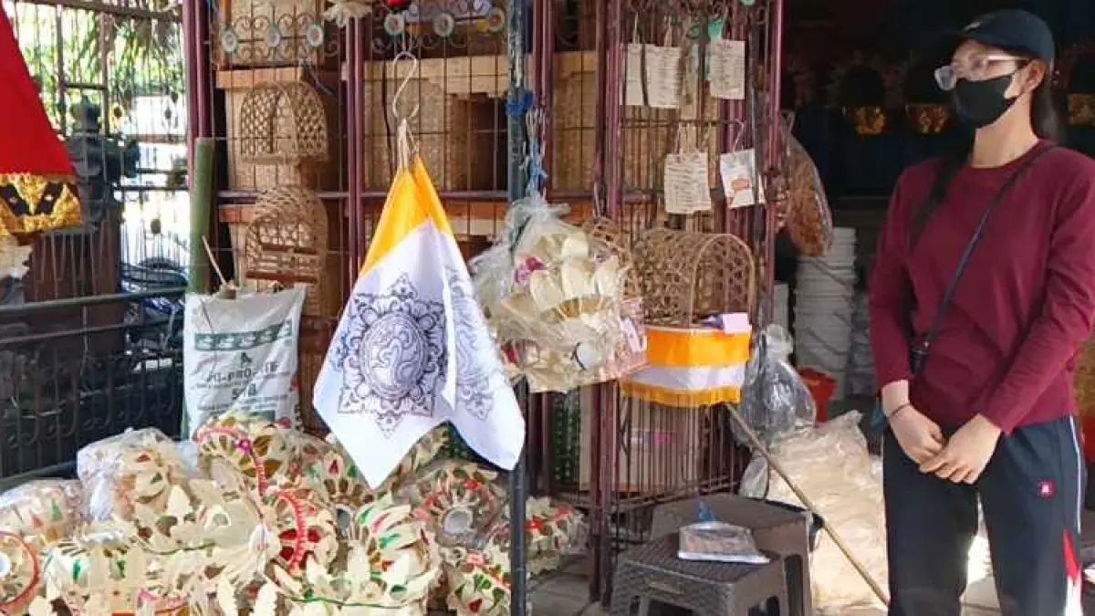 REZEKI HARI RAYA : Penjual penjor dapat untung besar karena ada peningkatan pembeli.(bas)