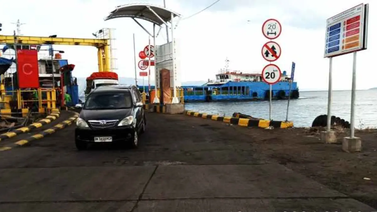 TAMBAH ARMADA KAPAL : Suasana Pelabuhan Gilimanuk saat liburan. (M.Basir/Radar Bali)