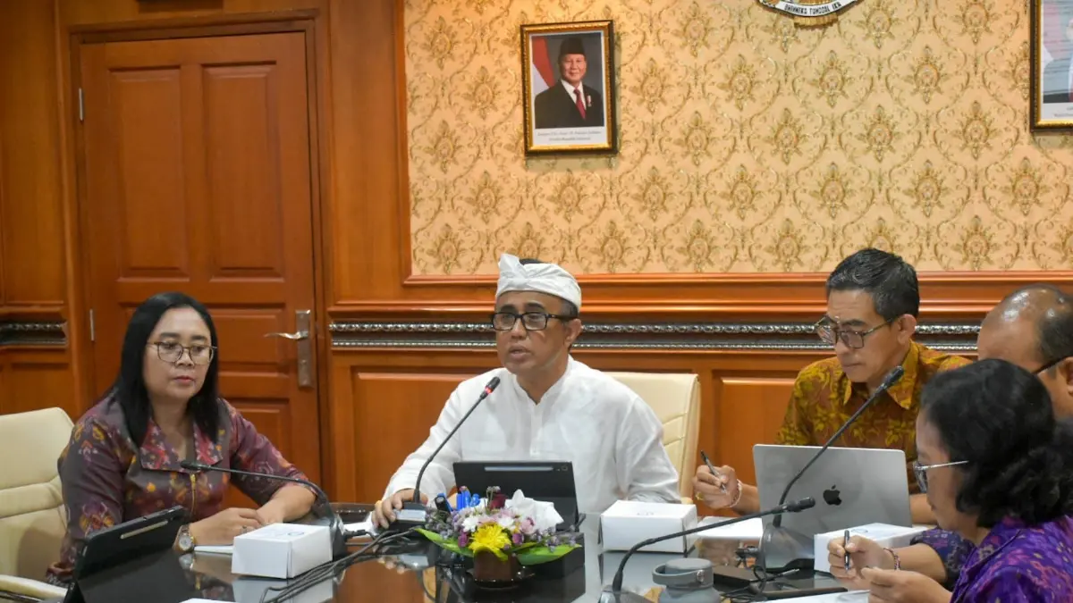 Wali Kota Denpasar I Gusti Ngurah Jaya Negara saat mengikuti kegiatan Presentasi Validasi Data Indeks Pengelolaan Keuangan Daerah (IPKD) Tahun Anggaran 2024 Tahun Ukur 2025 yang dilaksanakan secara daring dari Kantor Walikota Denpasar pada Kamis (18/6).