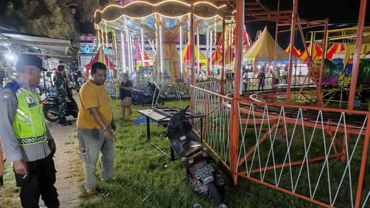 CEK LOKASI KEJADIAN : Polisi memeriksa tempat kejadian di wahana jet coaster pasar rakyat Desa Pergung, Kecamatan Mendoyo, Kabupaten Jembrana. (foto:Oolsek Mendoyo)