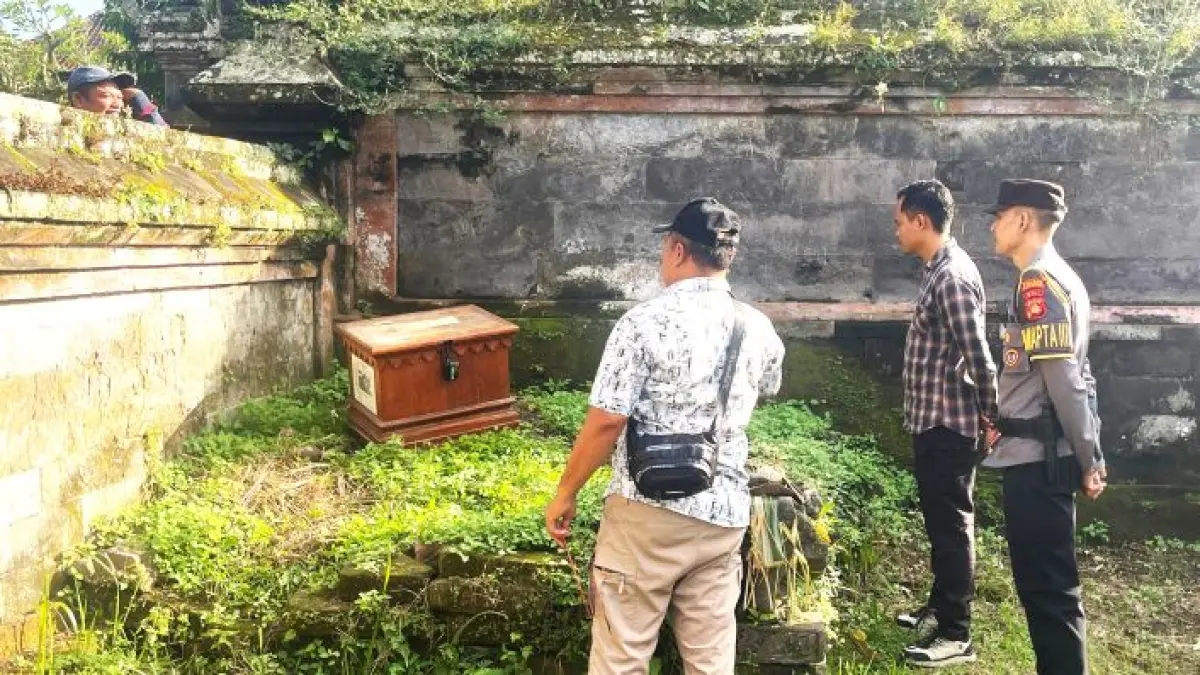 DATANGI LOKASI KEJADIAN : Polisi mendatangi lokasi kejadian pencurian sesari di Pura Dalem Segening di Jalan Gunung Semeru, Semarapura Kelod Kangin, Klungkung. (Polres Klungkung)