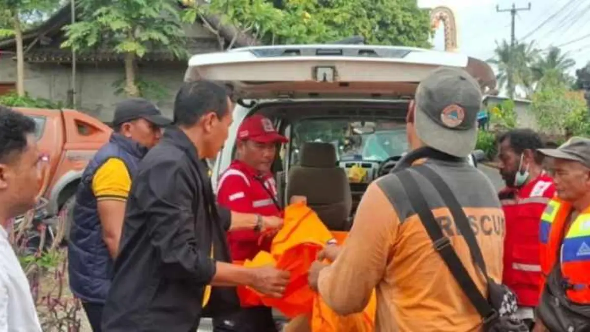 DIEVAKUASI DARI LOKASI TEMUAN :&nbsp;Petugas dari Gianyar membawa jasad tanpa identitas melintasi wilayah Badung.

&nbsp;(foto: BPBD Gianyar)