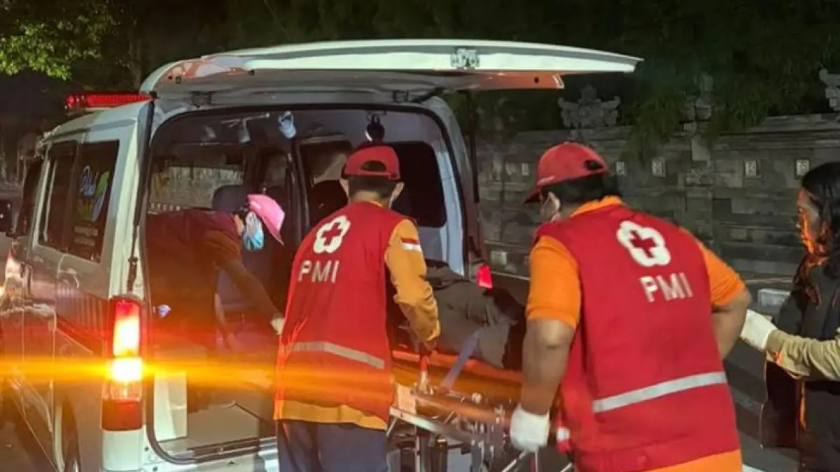 KECELAKAAN TUNGGAL: Petugas mengevakuasi jasad GBA, 31, usai mengalami kecelakaan tunggal di Jalan Diponegoro, Denpasar Barat, Kamis (18/6). (IST/radarbali.id)