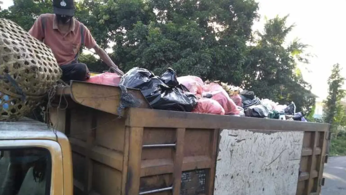 KERJA EKSTRA : Petugas kebersihan dari DLH Karangasem saat melakukan pengangkutan sampah. (zulfika Rahman)