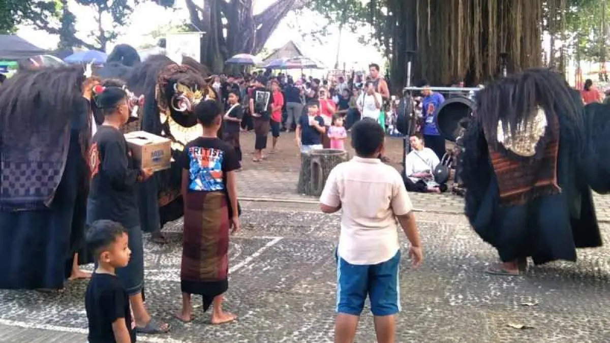KHAS GALUNGAN : Ngelawang anak-anak di Alas Kedaton, Tabanan. (juliadi/radar bali)