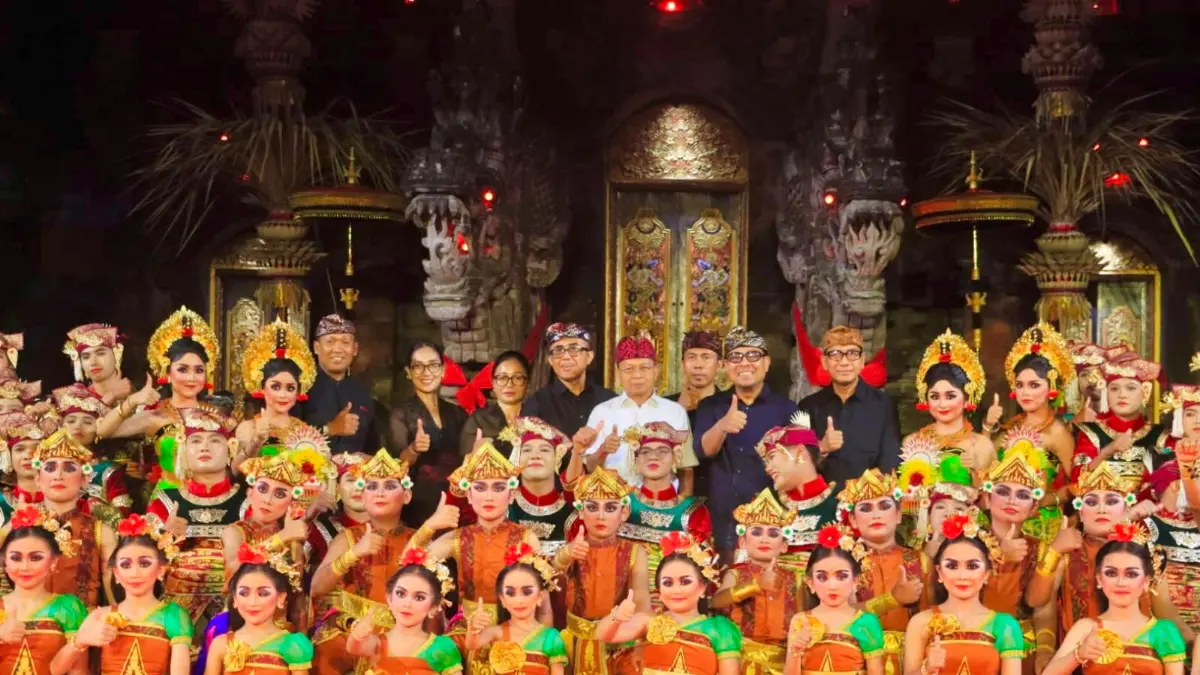 Gubernur Bali, Wayan Koster dan Wali Kota Denpasar, I Gusti Ngurah Jaya Negara, saat menyaksikan penampilan Duta Gong Kebyar Anak-Anak Duta Kota Denpasar dalam ajang PKB XLVIII Tahun 2026 di Panggung Terbuka Ardha Candra, Taman Budaya Provinsi Bali, Senin (15/6) malam.