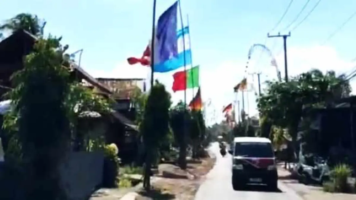 WARNA-WARNI BENDERA DUKUNGAN : Bendera besar klub finalis Piala Dunia FIFA dipasang warga di di Desa Nyitdah, Kecamatan Kediri, Tabanan. (juliadi/radar bali)