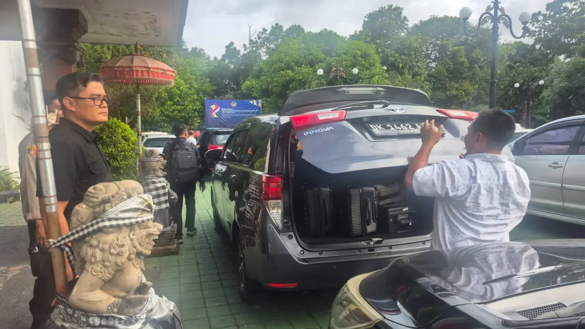 BAWA BB: Petugas dari Komisi Pemberantasan Korupsi (KPK) membawa barang bukti dari kantor Imigrasi Denpasar. Namun dibantah pihak Kanim Denpasar. (ist/radarbali.id)