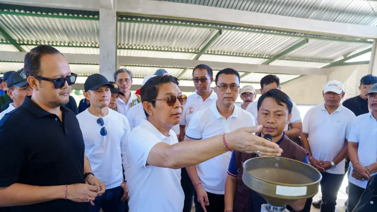 Bupati Wayan Adi Arnawa bersama Wabup Bagus Alit Sucipta saat meninjau Kawasan Badung Agro Techno Park di Desa Belok Sidan, Petang, Jumat (19/6).