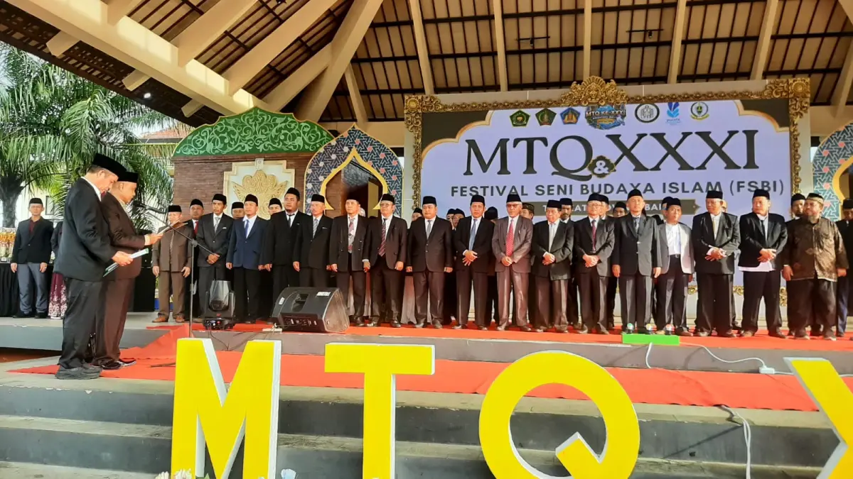 FAIR PLAY: Prosesi pengambilan sumpah para dewan juri/hakim MTQ XXXI di aula gedung Ir. Soekarno Jembrana, Jumat 19 Juni 2026. (M.RIDWAN/radarbali.id)