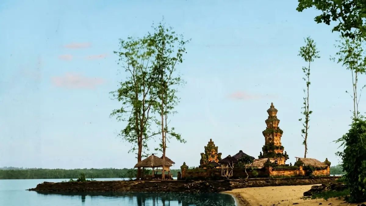 Pura Sakenan pada awal abad 20 dalam gambar koleksi Tropenmuseum yang diwarnai. Pura ini berasal dari pelinggih yang dibuat Danghyang Niratha serta dibangun menjadi pura oleh Mpu Kuturan dan Mpu Rajakreta yang beragama Buddha Mahayana Sakyamuni.    