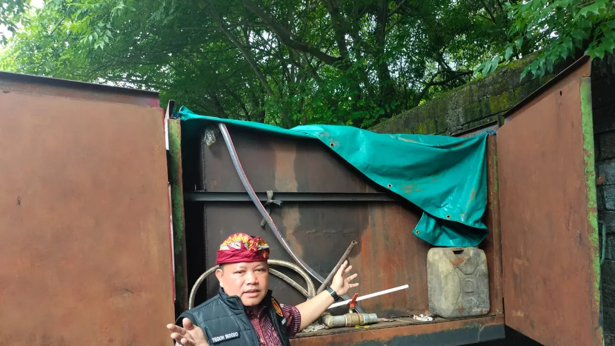 SUDAH VONIS; Polda Bali beberkan penetapan tersangka mafia solar di Gudang Jalan Pemelisan, Banjar Suwung Batan Kendal, Denpasar, Selasa (30/12/2025).