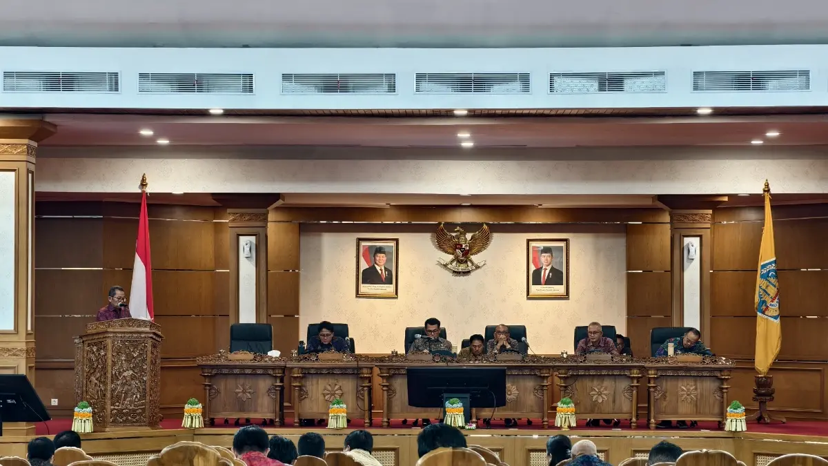 Tjokorda Gde Agung membacakan penjelasan Dewan terhadap Raperda Inisiatif DPRD Provinsi Bali dalam Rapat Paripurna di Ruang Sidang Utama DPRD Bali, Kamis (19/6). (Novi Febriani/Radar Bali)