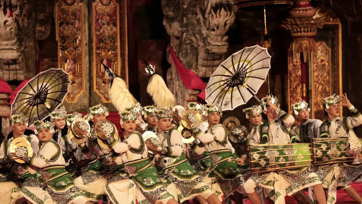 RENG ROH: Penampilan Sekaa Gong Kencana Wiguna, Banjar Kehen Kesiman, Desa Kesiman Petilan, Denpasar Timur, Duta Kota Denpasar, pada ajang Wimbakara (Lomba) Beleganjur Remaja PKB XVIII/ 2026, di kalangan Arda Chandra, Art Center, Jumat (19/6) malam.