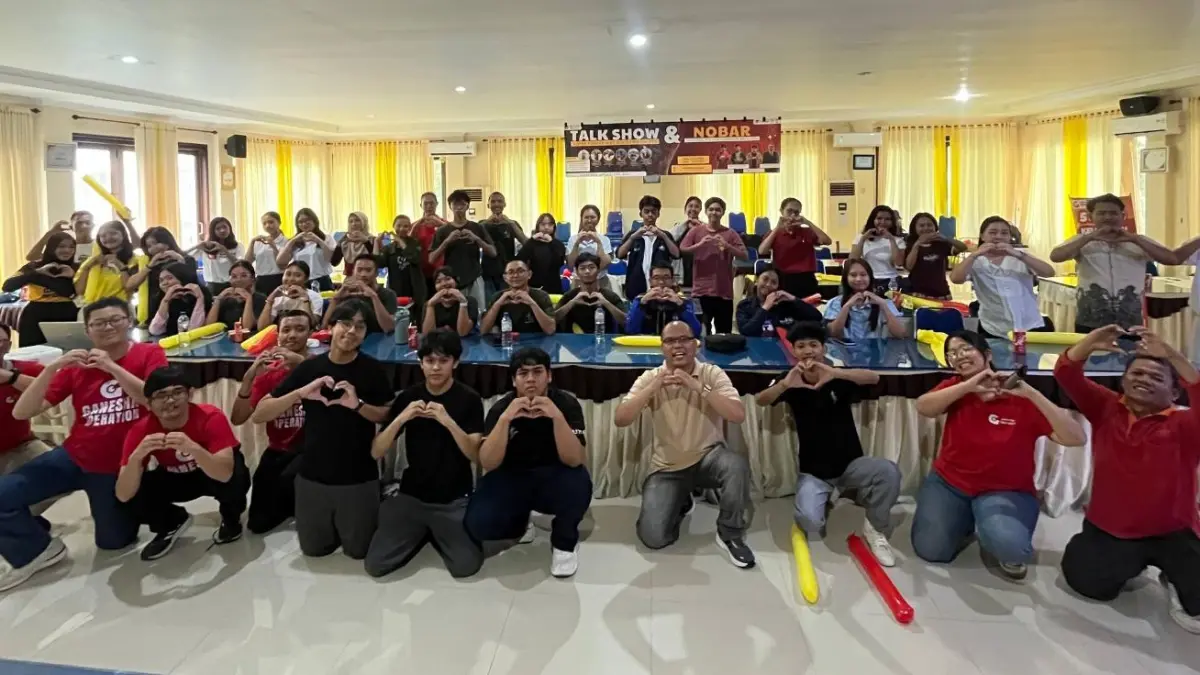 Sadar Sinaga, S.T., Kepala Cabang Ganesha Operation (GO) Bali (jongkok tengah, berkacamata) saat acara Semi Final Fase-2 The Champion Race (TCR) di SMAN 4 Denpasar, Sabtu (13/6/2026).