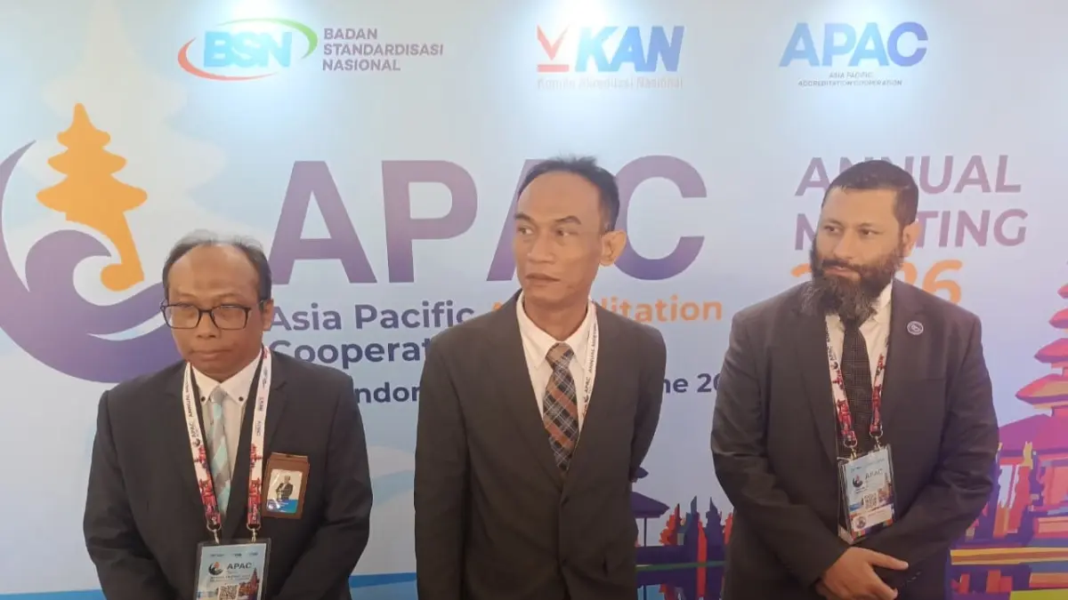 PERKUAT NILAI: Kepala BSN sekaligus Ketua KAN, Donny Purnomo (tengah), Deputi Bidang Akreditasi BSN sekaligus Sekretaris KAN, Wahyu Purbowasito (kiri), Chair of Global Accreditation Cooperation Incorporated, Mr. Brahim Houla (kanan) dalam APAC Annual Meeting 2026 di Nusa Dua, Badung, Bali, Senin (22/6/2026). 