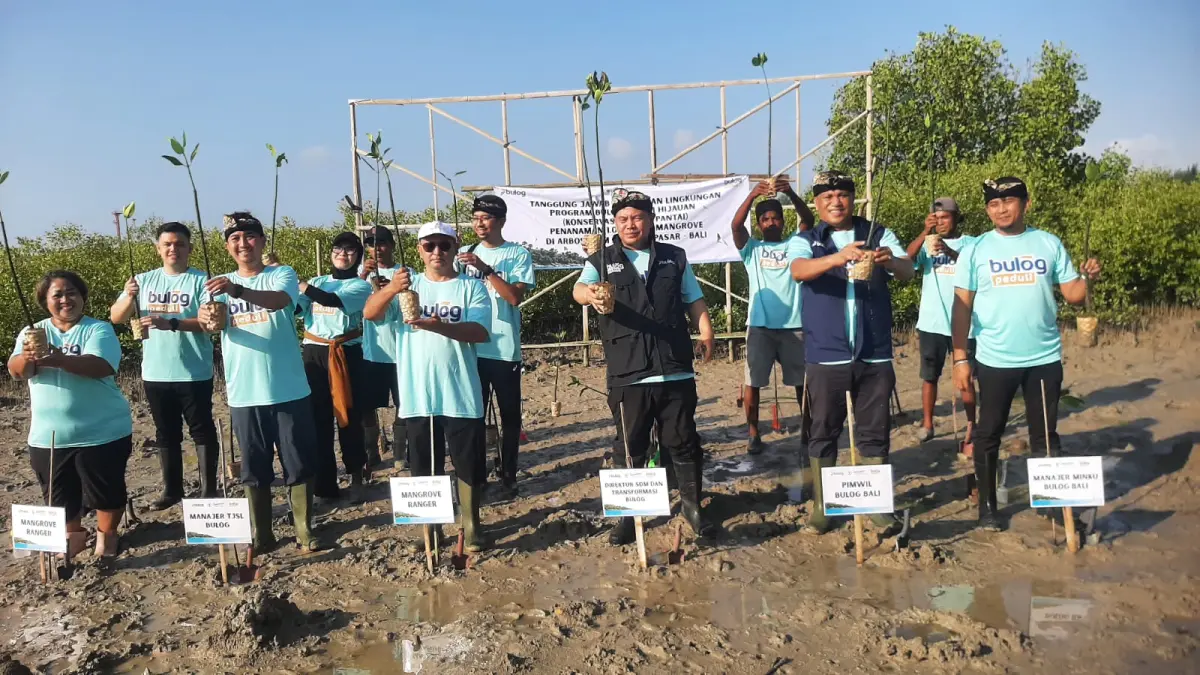 KEBERLANJUTAN: Direktur SDM dan Transformasi Perum BULOG, Ade Prastya Nurdin (tengah pakai rompi) dan Pimwil Perum Bulog Kanwil Bali, Simon Melkisedek Lakapu, pegawai dan komunitas di di kawasan Arboretum Mangrove Benoa, Kelurahan Pedungan, Kecamatan Denpasar Selatan, Bali, Senin 22 Juni 2026. (M.RIDWAN/radarbali.id)