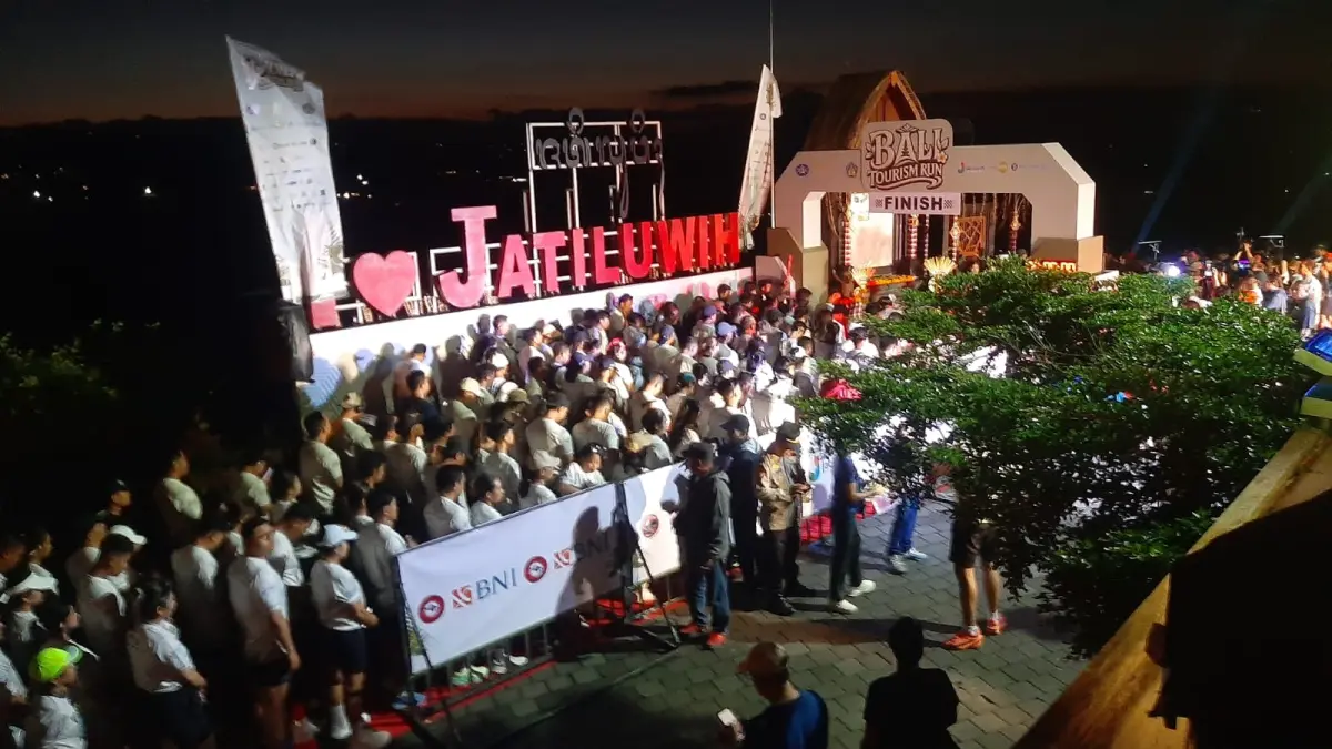 ANTUSIAS: Ribuan peserta sejak pagi buta sudah memadati areal garis start Bali Toursm Run 2026 di titik senter DTW Jatiluwih pada Minggu 21 Juni 2026. (M. RIDWAN/radarbali.id)