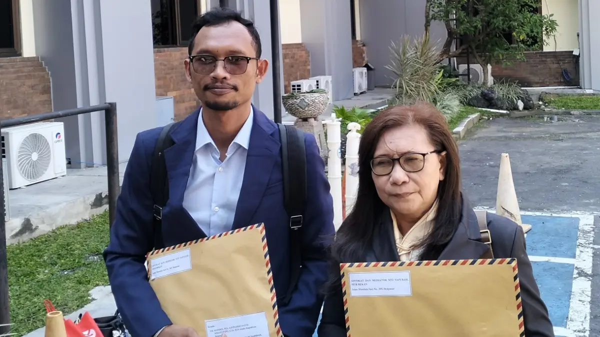 BELA PEREMPUAN DAN ANAK: Siti Sapurah, SH., atau Ipung dan Horasman Diando Suradi, S.H. di Polresta Denpasar, Senin (22/6/2026).&nbsp;