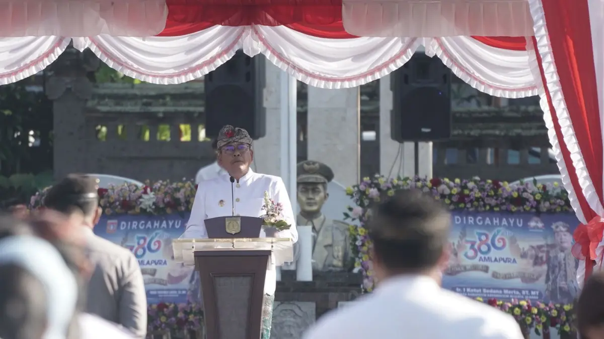 Bupati Karangasem Gus Par saat Pimpin Apel Upacara HUT Ke- 386 Kota Amlapura di Lapangan Tanah Aron, Amlapura, Senin (22/6/2026).