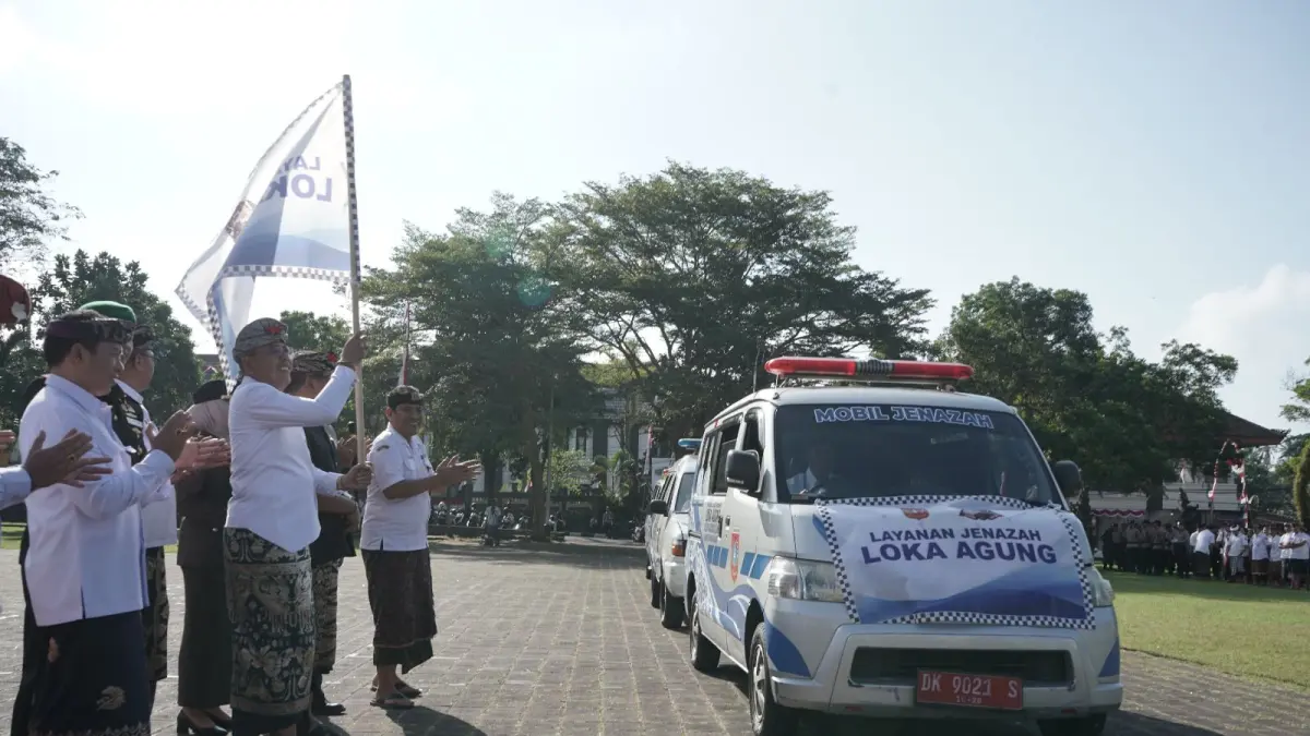 Bupati Karangasem I Gusti Putu Parwata (Gus Par) saat meluncurkan Layanan Mobil Jenasah dan Louncing Desa/ Kelurahan Siaga TBC, Senin (22/6).