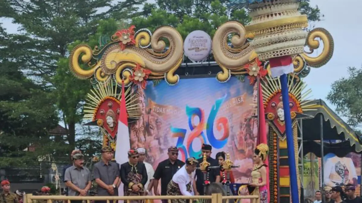 Bupati Karangasem, I Gusti Putu Parwata saat membuka Festival dan Parade Budaya dalam rangkaian HUT Kota Amlapura ke-386 yang berlangsung di Lapangan Tanah Aron, Amlapura.