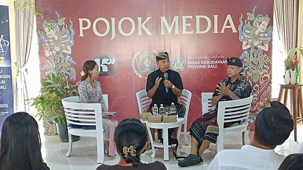 DIALOG BUDAYA: Diskusi yang diikuti oleh anggota Kawiya Bali dan wartawan budaya dari berbagai media itu menghadirkan dua narasumber, yakni akademisi Prof. I Gede Arya Sugiartha dan Dr. I Kadek Suartaya. (ADRIAN SUWANTO/radarbali.id)