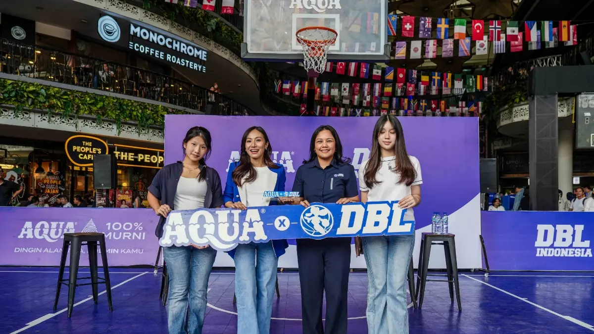 KOLABORASI: Direktur DBL Indonesia Masany Audri (dua dari kanan) dan Marketing Director AQUA, Adisti Nirmala (dua dari kiri).