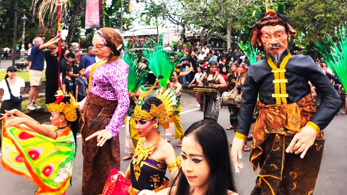 MEMANG UNIK : Kesenian medawang-dawang, ngelawang ala Buleleng yang ditampilkan Duta Kabupaten Buleleng di PKB XLVIII/20226. (foto: Pemkab Buleleng)
