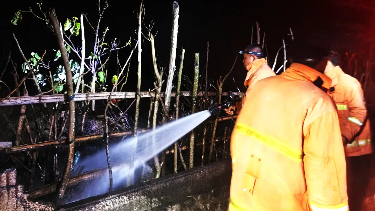 PADAMKAN API: Petugas Damkar Jembrana sedang melakukan pemadaman api yang membakar lahan. (foto: Damkar Jembrana)