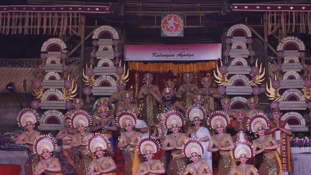 Penampilan Sanggar Seni Murti Kanti Swara, Banjar Tegeh, Kerobokan, Kuta Utara di Kalangan Ayodya, Taman Budaya Provinsi Bali, Denpasar, Jumat (19/6/2026) malam.