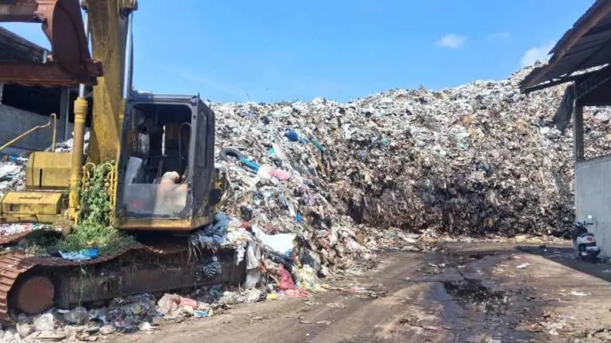 PENUH : TPA Peh Jembrana kini sudah tak mampu tamping sampah campur aduk. (M.Basir)