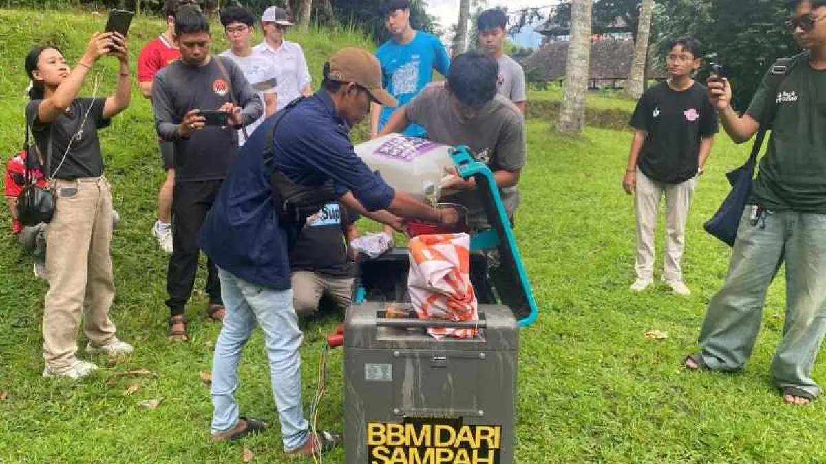 PRAKTIKKAN DAUR ULANG : Yayasan Get Plastic Indonesia saat mempraktikkan mesin pirolisis yang bisa mengubah sampah plastik menjadi BBM. [Zulfika Rahman]