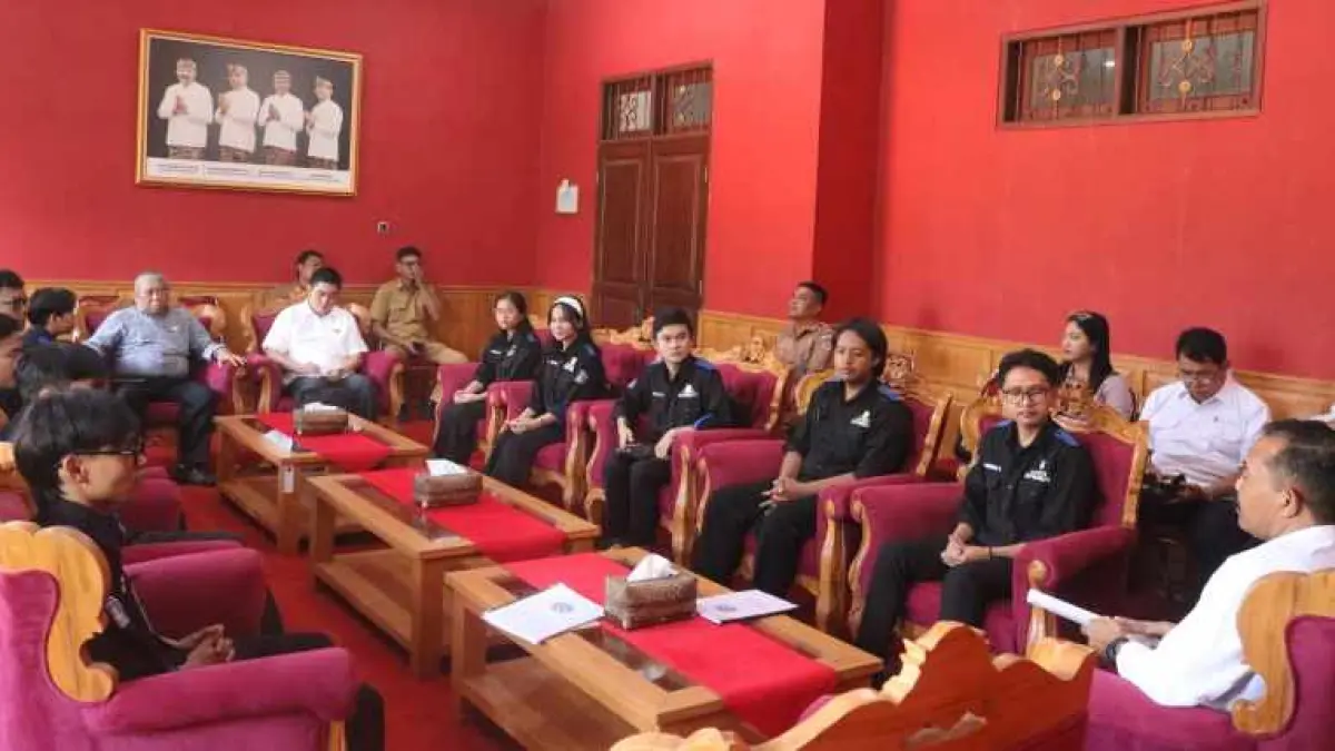 SAMPAIKAN SUARA RAKYAT: DPM FHIS Undiksha menyampaikan keresahan masyarakat atas kondisi negara saat ini ke DPRD Buleleng. (Foto: DPRD Buleleng untuk Radar Bali)&nbsp;