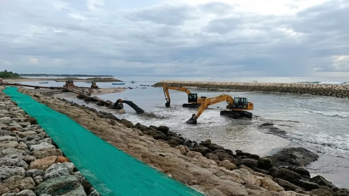 Sejumlah alat berat melakukan pengisian pasir di kawasan Pantai Kuta, Badung