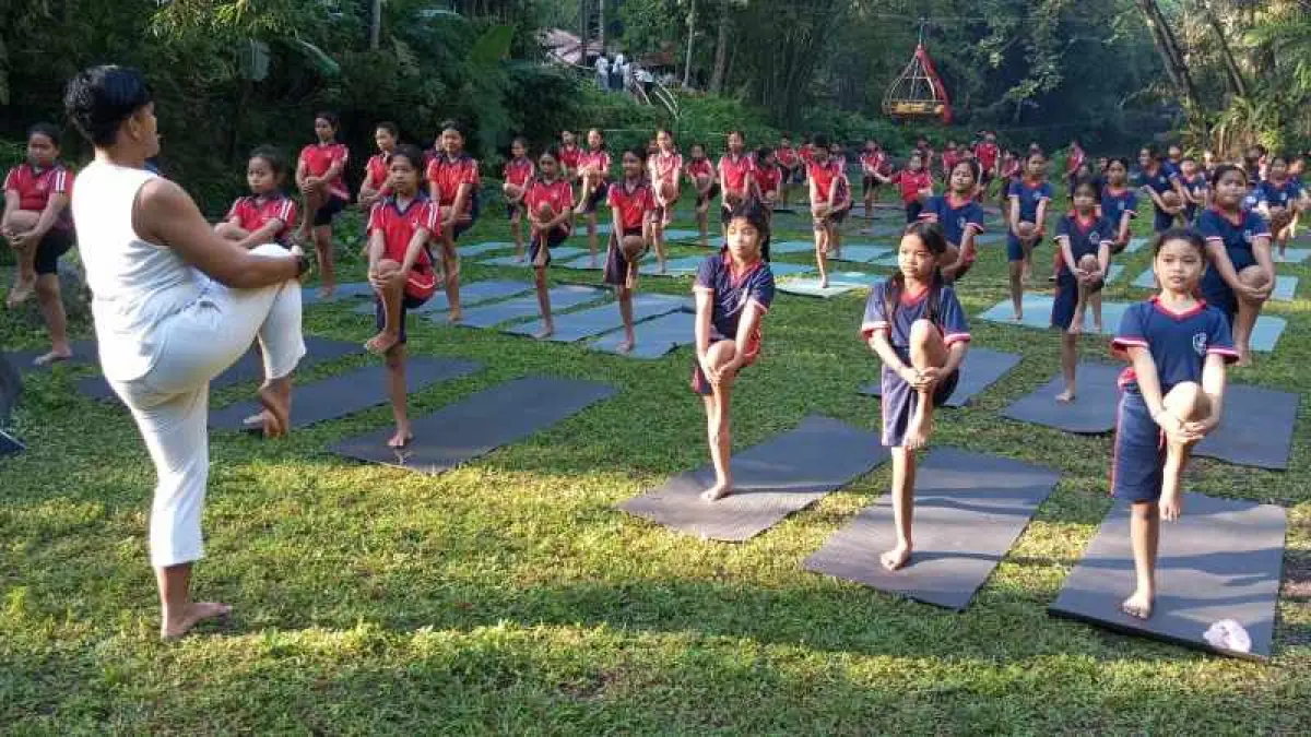 SEMANGAT:&nbsp;Siswa dengan seksama mengikuti arahan instruktur yoga di Tukad Ayung, Desa Sayan, Ubud. (indra prasetia/radar bali)