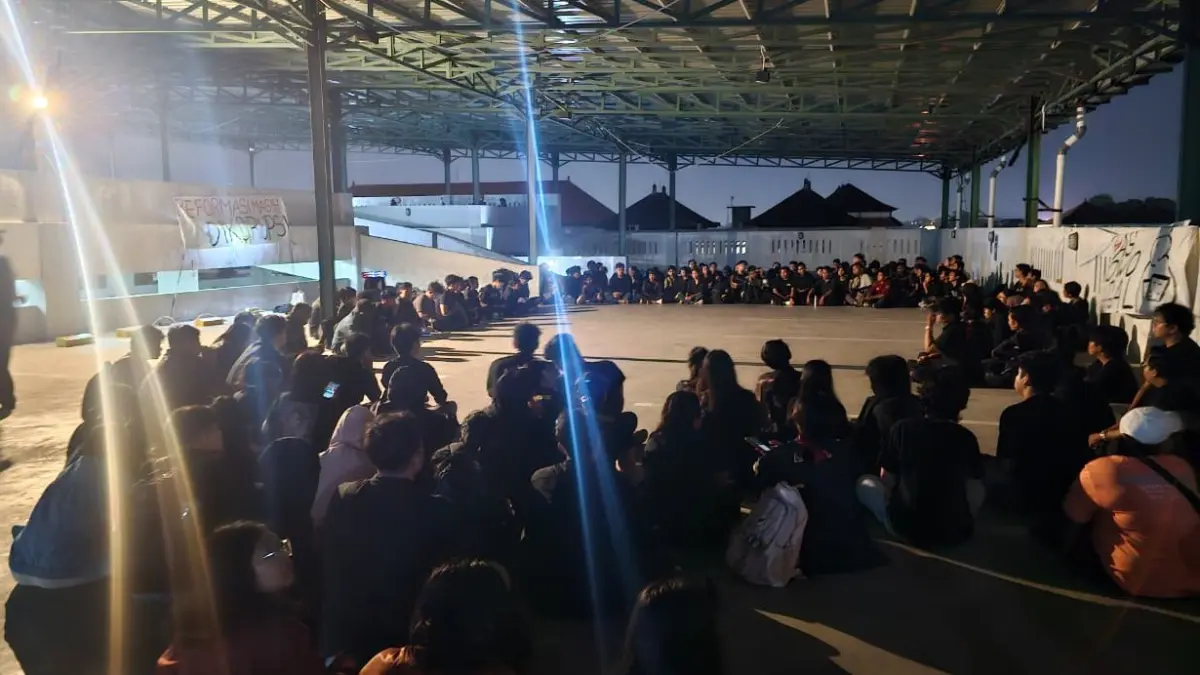 SETING AKSI: Aliansi BEM Seluruh Bali melakukan konsolidasi dan aksi simbolik di Kampus Universitas Udayana, Jalan Sudirman, Denpasar, Minggu (21/6/2026). (NI KADEK NOVI FEBRIANI/radarbali.id)