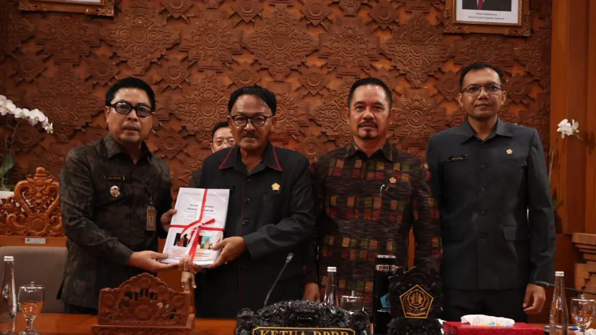 Wakil Wali Kota Denpasar, Kadek Agus Arya Wibawa (kiri) saat mengikuti Sidang Paripurna DPRD Kota Denpasar&nbsp; di Gedung DPRD Kota Denpasar, Senin (22/6).&nbsp;