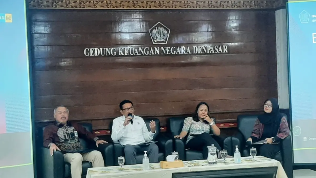 Kepala BPS Provinsi Bali, Agus Gede Hendrayana Hermawan (tengah) Kakanwil DJPB Provinsi Bali Supendi  (paling kiri) dan Local Expert Ni Putu Wiwin Setyari (dua dari kanan) dalam Forum Bali Fiscal Insight: Sinergi Fiskal Pusat dan daerah Perkuat Ketahanan Ekonomi Bali, di GKN Denpasar, Selasa 23 Juni 2026. (M.RIDWAN/radarbali.id)