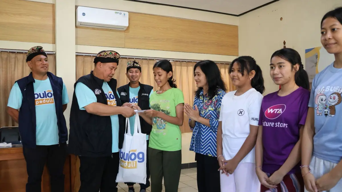 AKSI SOSIAL: Direktur SDM dan Transformasi Perum BULOG, Ade Prastya Nurdin saat menyerahkan santunan kepada anak-anak asuh di Yayasan Tat Twam Asi Denpasar, 22 Juni 2026