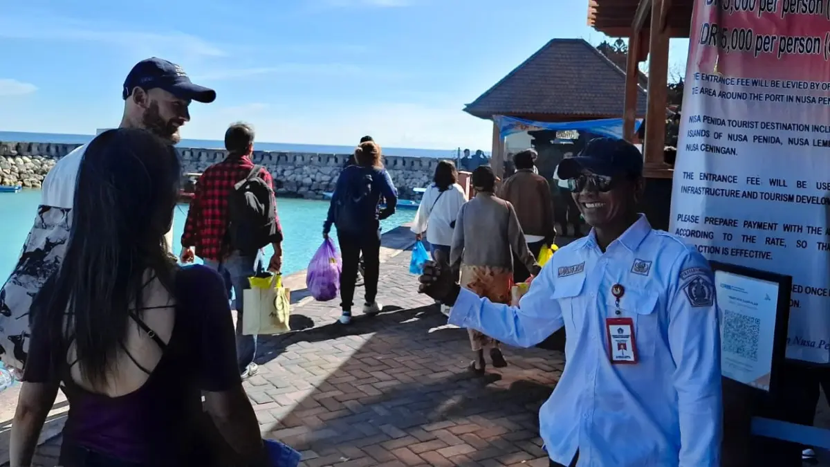 BELUM SESUAI TARGET : Suasana kedatangan wisatawan asing di Nusa Penida. (dewa ayu pitri arisanti)