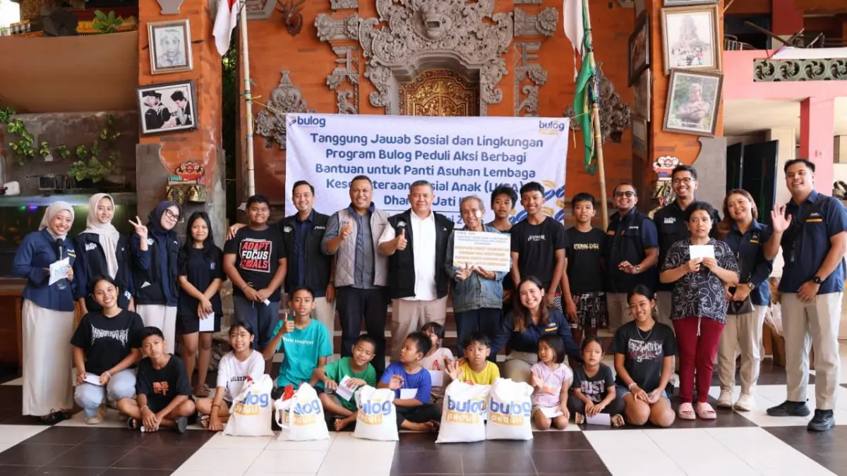 CSR: Direktur SDM dan Transformasi Perum BULOG, Ade Prastya Nurdin saat berbagi di Panti Asuhan Lembaga Kesejahteraan Sosial Anak (LKSA) Dharma Jati II di Kota Denpasar, Bali. (Humas Bulog for radarbali.id)