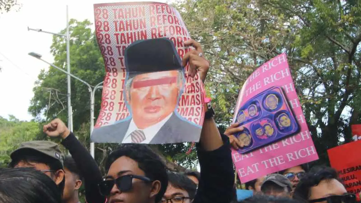 DIDUGA ADA YANG MENYUSUP : Unjuk rasa ratusan mahasiswa di depan Gedung DPRD Provinsi Bali pada Senin, 22 Juni 2026. (Miftahuddin/Radar Bali)