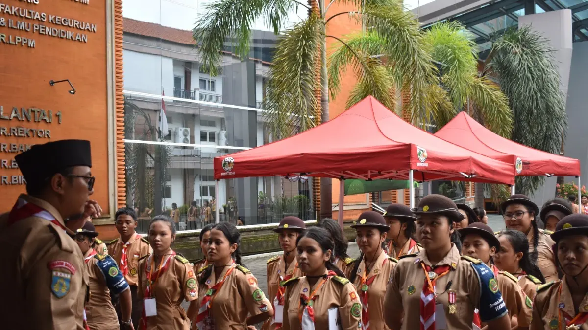 KEPANDUAN: Sakoma Kwarda Bali Rudianto (kiri) dalam salah satu kegiatan pendidikan kepanduan, beberapa waktu lalu. (dok. pribadi)