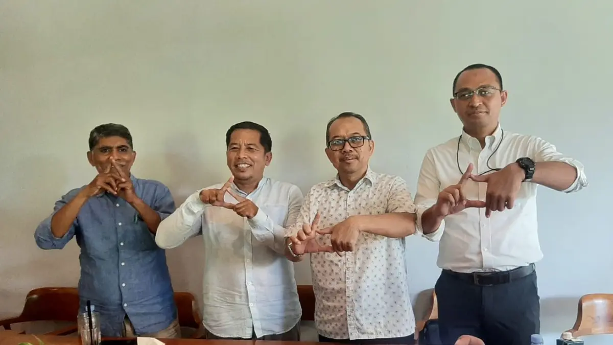 MEMIKAT: Kepala Badan Usaha Desa Adat Penglipuran Bangli, Wayan Sumiarsa (dua dari kiri) saat temu media di Denpasar, Senin 22 Juni 2026. (M.RIDWAN/radarbali.id)