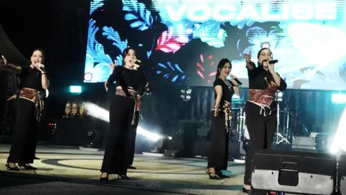 MEMUKAU: Sandya Vocalise saat tampil di panggung utama Karangasem Festival. (zulfika Rahman)